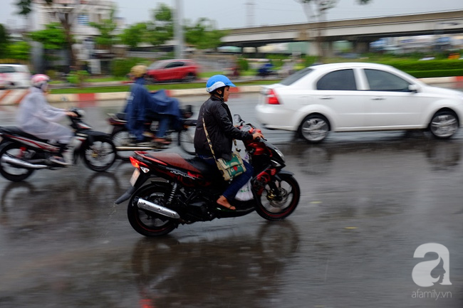 Mưa lớn ngày Cá tháng Tư, người Sài Gòn sũng nước về nhà - Ảnh 3.