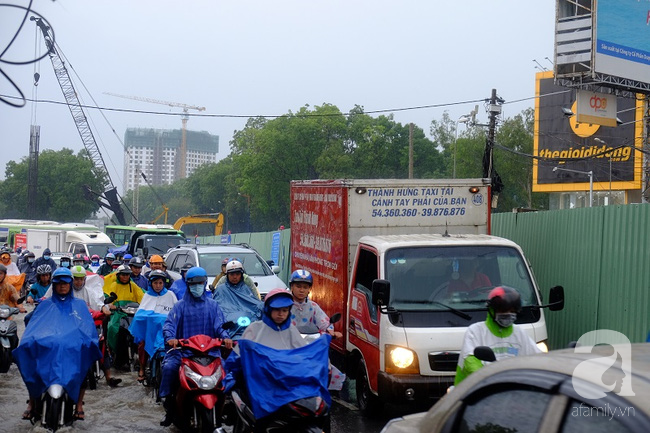 Mưa lớn ngày Cá tháng Tư, người Sài Gòn sũng nước về nhà - Ảnh 10.