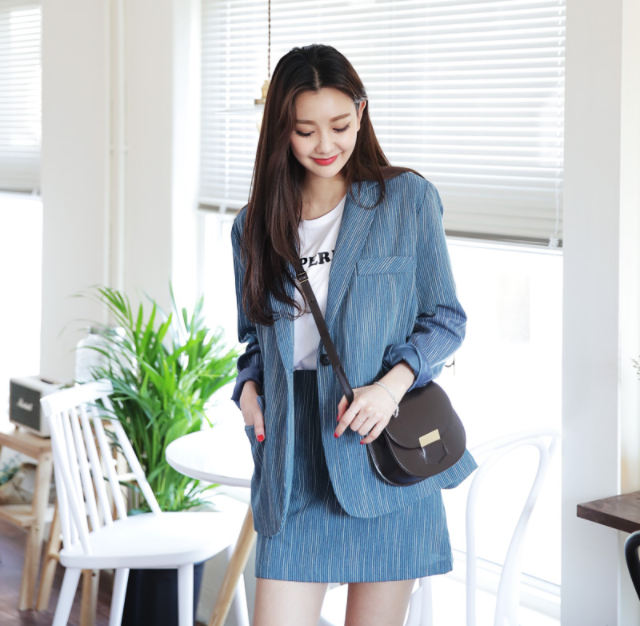 Với thời tiết miền Bắc hiện nay, bạn chỉ cần mặc áo phông và khoác ngoài một chiếc blazer là đủ - Ảnh 15.