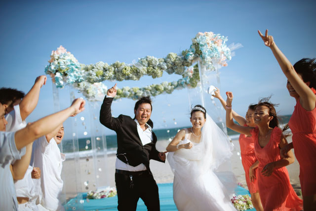 Cặp đôi 14 năm đèo nhau bằng xe máy thay vì xế hộp và hôn lễ kỳ công đẹp long lanh tại biển Phan Thiết - Ảnh 7.