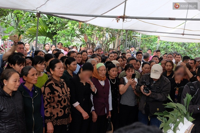 Hàng trăm người bật khóc tiễn đưa bé gái người Việt bị sát hại ở Nhật về với đất mẹ - Ảnh 1.