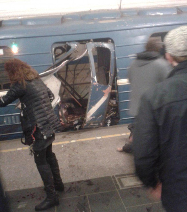 Chùm ảnh: Hiện trường kinh hoàng vụ nổ ga tàu ở Nga khiến ít nhất 10 người thiệt mạng - Ảnh 1.