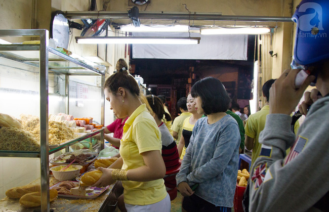 4 tiệm bánh mì hễ cứ mở bán là khách đứng vòng quanh đợi mua ở Sài Gòn - Ảnh 1.