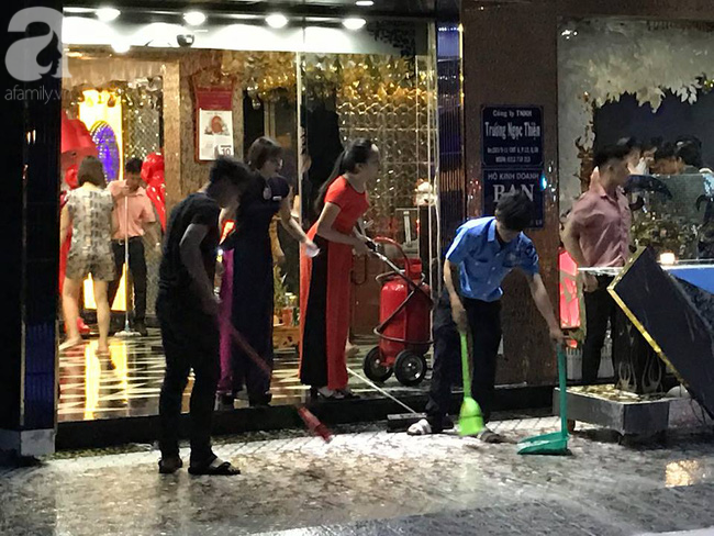 Sài Gòn: Biển quảng cáo bốc cháy, nhiều người hốt hoảng tháo chạy khỏi quán karaoke - Ảnh 2.