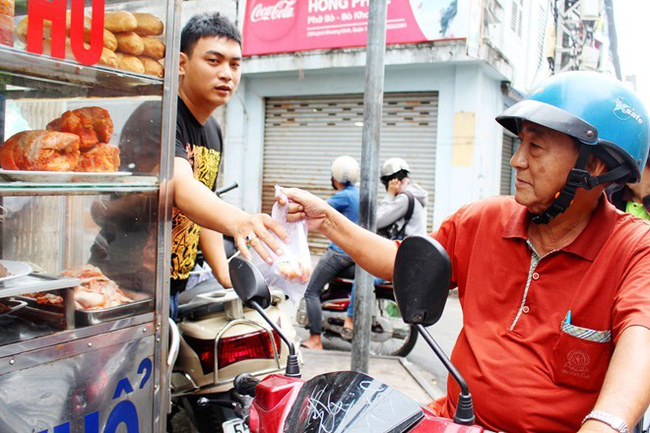 4 tiệm bánh mì hễ cứ mở bán là khách đứng vòng quanh đợi mua ở Sài Gòn - Ảnh 16.