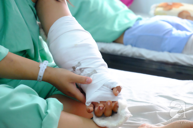 Cô gái bị máy cắt giấy chém lìa cánh tay: Bạn trai sắp cưới túc trực bên giường bệnh, xin cơm từ thiện cho ăn - Ảnh 4.