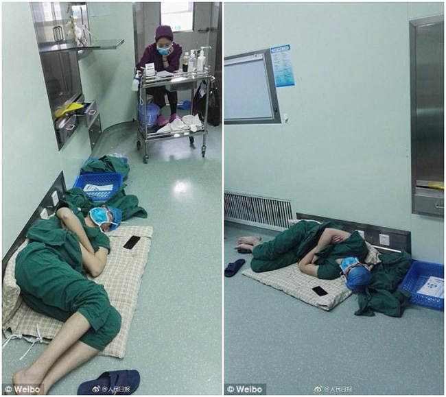 Hình ảnh bác sĩ phẫu thuật ngủ gục sau 28 tiếng làm việc liên tục khiến nhiều người xúc động - Ảnh 1.