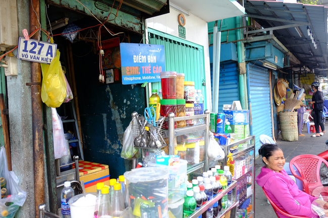 Cuộc sống trong ngôi nhà 1m2 giữa trung tâm Sài Gòn: sáng bám vỉa hè, đêm ngủ ngoài cửa - Ảnh 4.