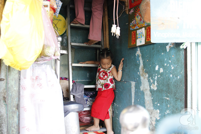 Cuộc sống trong ngôi nhà 1m2 giữa trung tâm Sài Gòn: sáng bám vỉa hè, đêm ngủ ngoài cửa - Ảnh 10.