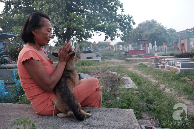Người đàn bà bất hạnh “sinh bảy chết năm”, sống ở nghĩa trang 21 năm trời ngay giữa Sài Gòn - Ảnh 12.