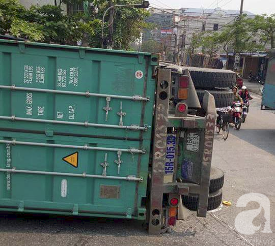 Xe container lật ngang đ&egrave; bẹp xe &ocirc; t&ocirc; 4 chỗ, 2 vợ chồng tử vong - Ảnh 4.