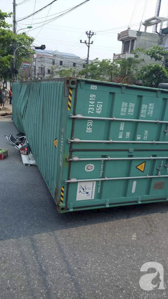 Xe container lật ngang đ&egrave; bẹp xe &ocirc; t&ocirc; 4 chỗ, 2 vợ chồng tử vong - Ảnh 2.