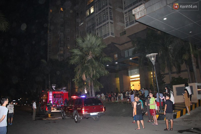 Tưởng chuông báo cháy là diễn tập, hàng trăm hộ dân chung cư Saigon Pearl tháo chạy trong đêm khi thấy khói bốc lên - Ảnh 1.