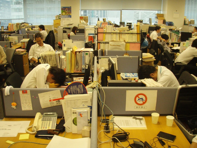 Nhật Bản giảm số giờ làm khi tỉ lệ tử vong vì làm việc kiệt sức có xu hướng tăng cao - Ảnh 1.