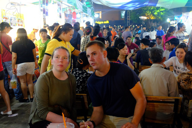 Cuối tuần, người Sài Gòn đổ về chợ phiên vỉa hè đầu tiên tại bến Bạch Đằng - Ảnh 3.