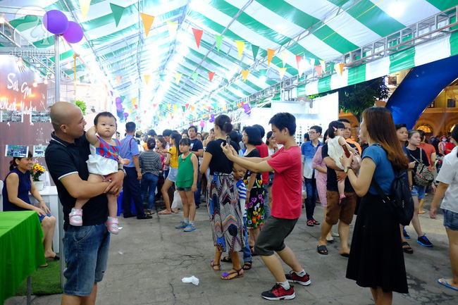 Cuối tuần, người Sài Gòn đổ về chợ phiên vỉa hè đầu tiên tại bến Bạch Đằng - Ảnh 12.