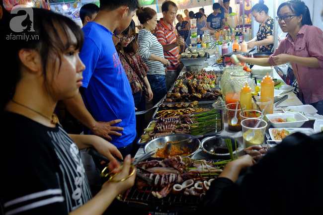 Cuối tuần, người Sài Gòn đổ về chợ phiên vỉa hè đầu tiên tại bến Bạch Đằng - Ảnh 13.