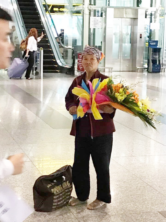Hình ảnh cảm động ở sân bay: Người mẹ nghèo ôm bó hoa 500k chờ tặng con gái sau 3 năm đi xuất khẩu lao động - Ảnh 1.