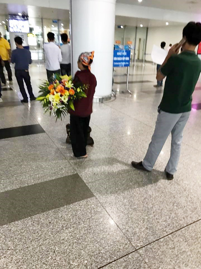 Hình ảnh cảm động ở sân bay: Người mẹ nghèo ôm bó hoa 500k chờ tặng con gái sau 3 năm đi xuất khẩu lao động - Ảnh 2.