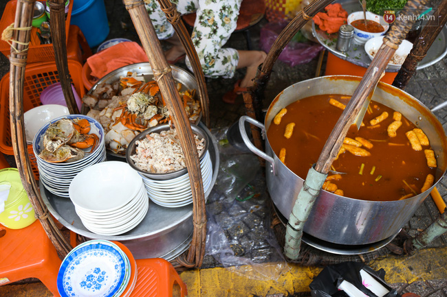 Có gì bên trong bát bánh canh ở vỉa hè Sài Gòn nhưng có giá tận... 240.000 đồng? - Ảnh 2.