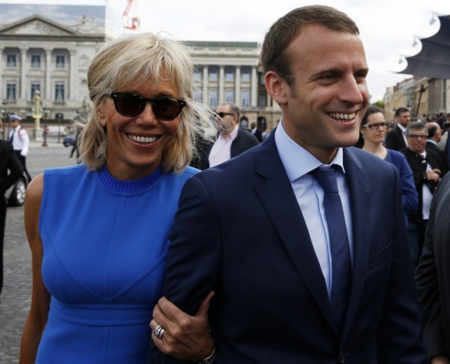 Khoảnh khắc ứng cử viên Tổng thống Pháp hôn má vợ tương lai hơn 25 tuổi khi ông mới 15 - Ảnh 2.