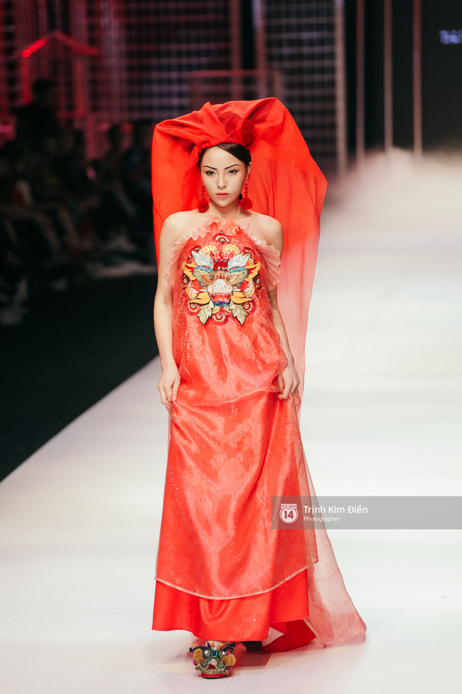 VIFW ngày 2: Hoa hậu Kỳ Duyên diễn xuất thần, mặt lạnh như băng trong show diễn NTK Thủy Nguyễn - Ảnh 1.