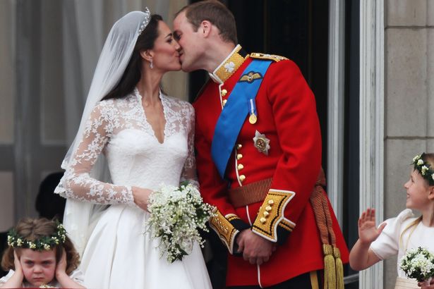Cô bé hờn dỗi trong đám cưới của công nương Kate và hoàng tử William 6 năm trước giờ ra sao? - Ảnh 1.