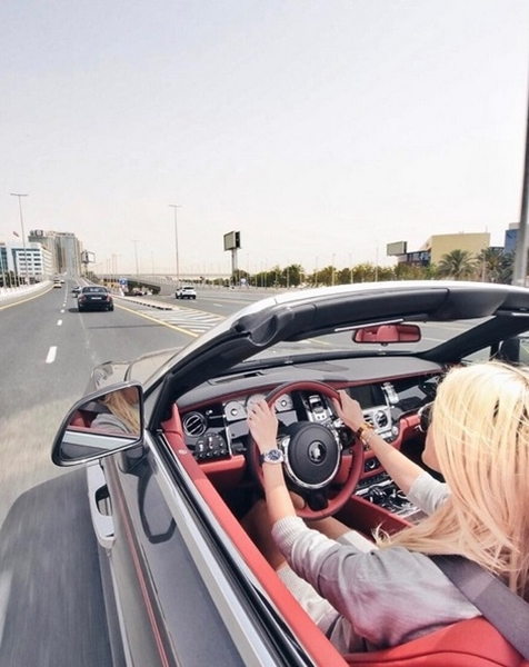 Cô gái trẻ hưởng thụ cuộc sống xa hoa tại Dubai nhờ công việc review cho các hãng siêu xe - Ảnh 1.