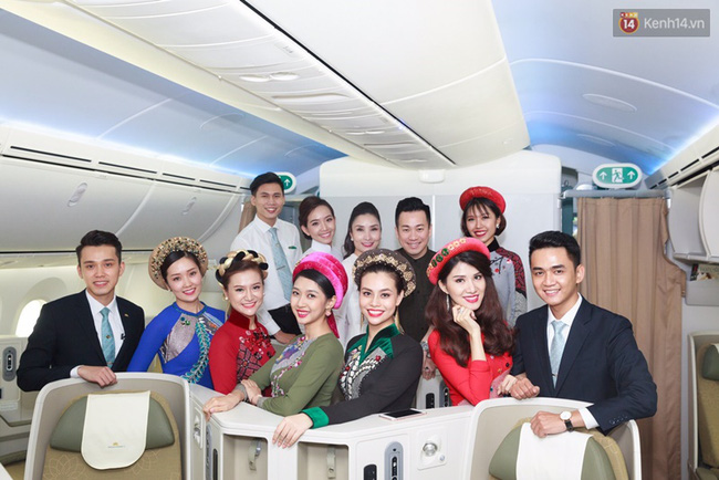 Hành khách thích thú khi tiếp viên Vietnam Airlines trình diễn áo dài trên chuyến bay hòa bình vào ngày 30/4 - Ảnh 2.