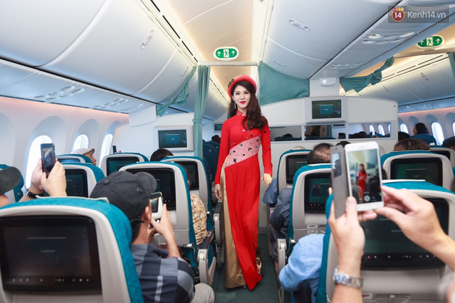 Hành khách thích thú khi tiếp viên Vietnam Airlines trình diễn áo dài trên chuyến bay hòa bình vào ngày 30/4 - Ảnh 3.