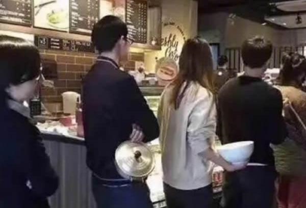  Cà phê Starbucks giảm giá, người Trung Quốc hò nhau xách xô, chậu đi mua - Ảnh 2.