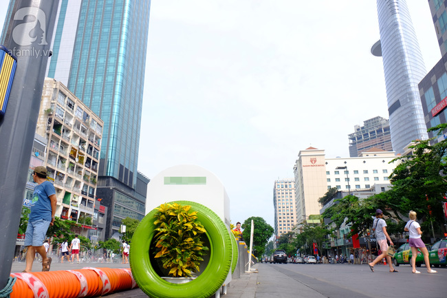 Người Sài Gòn lạ lẫm, thích thú với thùng rác “biết trồng cây, lọc nước” - Ảnh 1.
