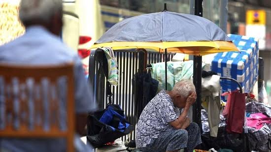 Cuộc sống khó tin của người dân quận nghèo nhất Hồng Kông - Ảnh 1.