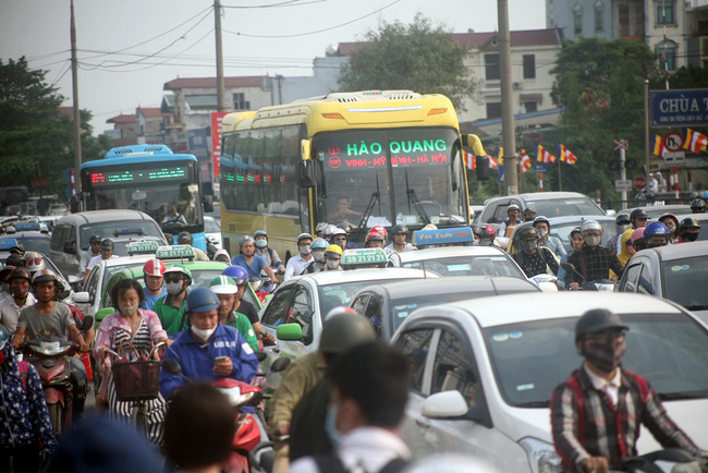 Kết thúc nghỉ lễ, dòng người ồ ạt đổ về thành phố, các cửa ngõ Hà Nội, Sài Gòn ách tắc cục bộ - Ảnh 36.