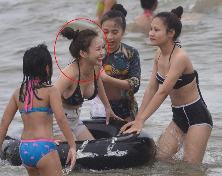 Sự thật gây sốc về hot girl siêu vòng 1 tại bãi biển Sầm Sơn