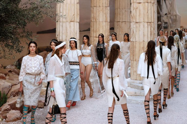 Hết đưa người xem lên vũ trụ, Chanel lại biến runway thành Hy Lạp cổ đại - Ảnh 19.