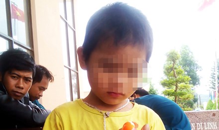 Bé trai 4 tuổi lạc ở xứ lạ suốt 3 ngày - Ảnh 1. Bé trai 4 tuổi lạc ở xứ lạ suốt 3 ngày - Ảnh 1.