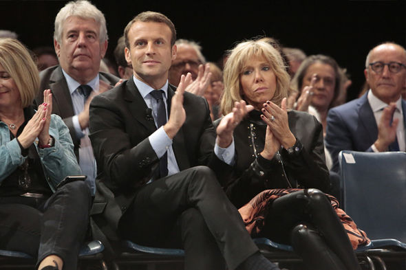 Ngôn ngữ cơ thể nói gì về tân Tổng thống trẻ nhất lịch sử Pháp và người vợ hơn 25 tuổi của mình? - Ảnh 2.