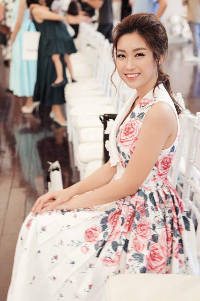 Hoa hậu Đỗ Mỹ Linh diện váy hoa yêu kiều khoe nhan sắc ngọt ngào đến độ “hoa ghen thua thắm” - Ảnh 5.