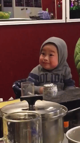 Cậu bé Nhật cùng loạt biểu cảm đáng yêu bên bàn ăn được ví như Vô Diện phiên bản nhí - Ảnh 1.