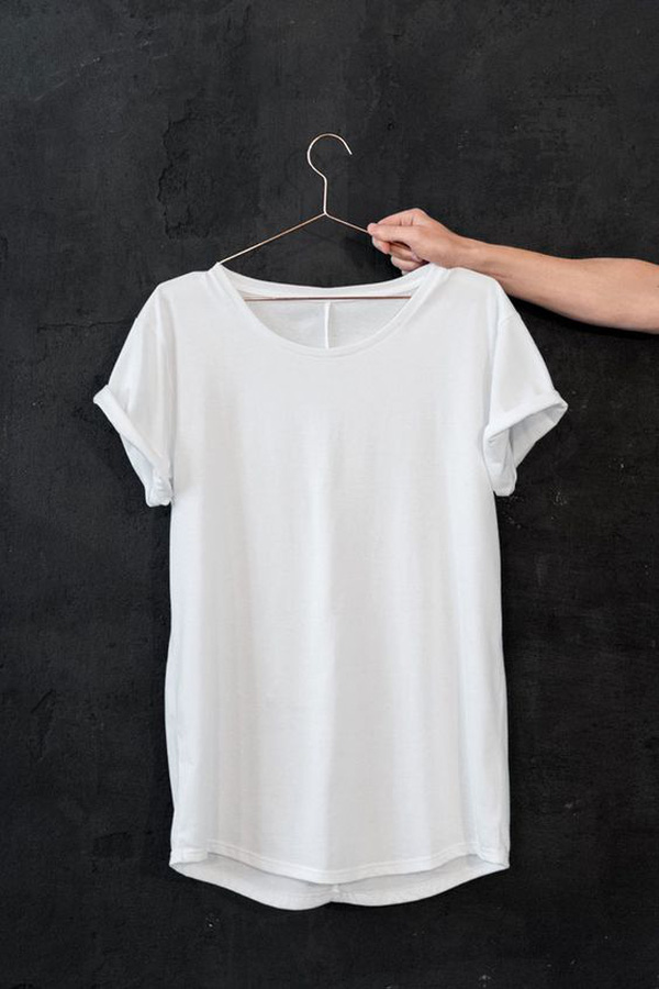 Chỉ là áo phông trắng thôi, nhưng nó diện với món đồ nào cũng đẹp - Ảnh 1.