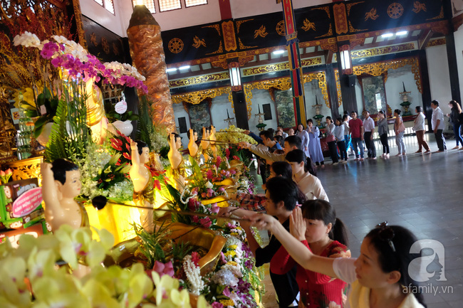 Nắng gay gắt, nhiều bà mẹ Sài Gòn vẫn dẫn con đi chùa cầu an ngày Phật Đản - Ảnh 3.