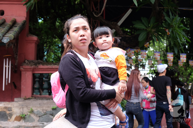 Nắng gay gắt, nhiều bà mẹ Sài Gòn vẫn dẫn con đi chùa cầu an ngày Phật Đản - Ảnh 4.
