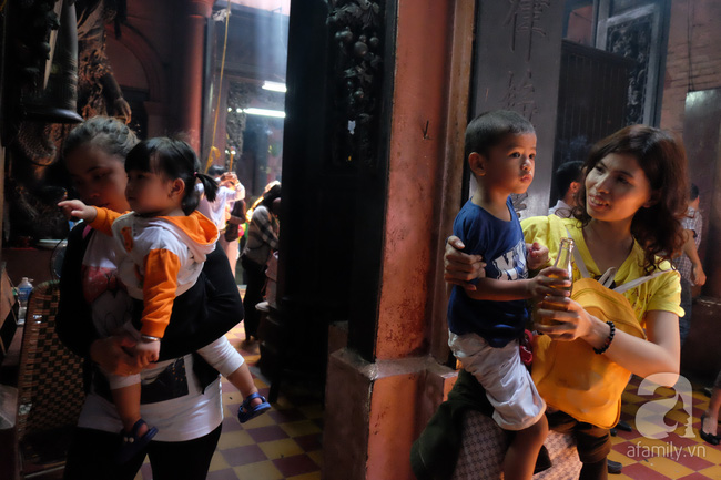 Nắng gay gắt, nhiều bà mẹ Sài Gòn vẫn dẫn con đi chùa cầu an ngày Phật Đản - Ảnh 6.