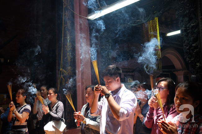 Nắng gay gắt, nhiều bà mẹ Sài Gòn vẫn dẫn con đi chùa cầu an ngày Phật Đản - Ảnh 5.