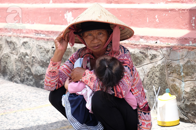 Người người đi lễ trong mùa Phật Đản, riêng em theo mẹ bán hàng rong trước cổng chùa - Ảnh 8.