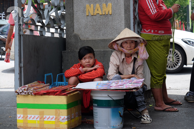 Người người đi lễ trong mùa Phật Đản, riêng em theo mẹ bán hàng rong trước cổng chùa - Ảnh 6.