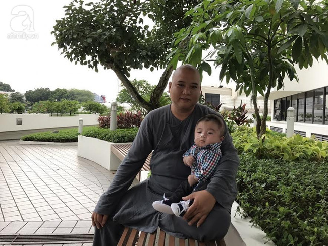 Bé Phạm Đức Lộc phục hồi diệu kỳ, não phát triển và chuẩn bị xuất viện tại Singapore - Ảnh 8. Bé Phạm Đức Lộc phục hồi diệu kỳ, não phát triển và chuẩn bị xuất viện tại Singapore - Ảnh 8.