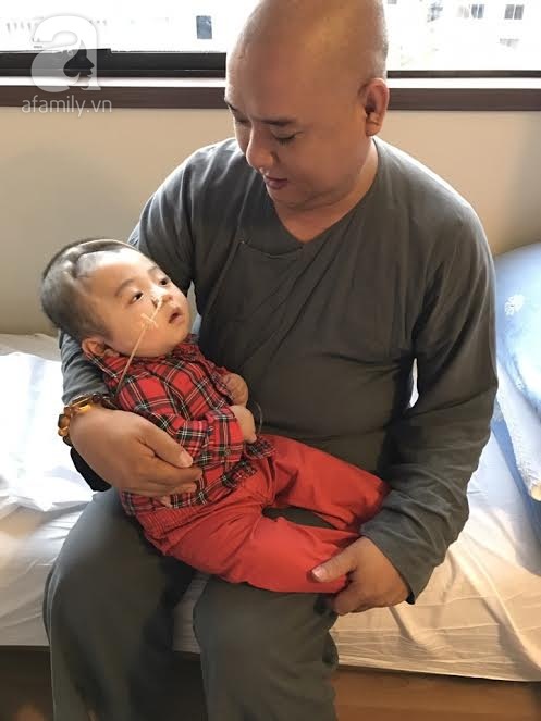 Bé Phạm Đức Lộc phục hồi diệu kỳ, não phát triển và chuẩn bị xuất viện tại Singapore - Ảnh 6. Bé Phạm Đức Lộc phục hồi diệu kỳ, não phát triển và chuẩn bị xuất viện tại Singapore - Ảnh 6.