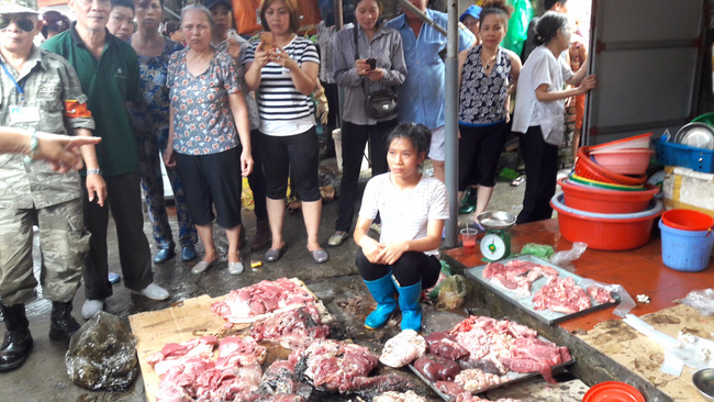 Lợn đến kỳ xuất chuồng mà chẳng ai mua, chúng tôi mới mổ thịt đem ra chợ bán thì bị hắt luyn và đe dọa - Ảnh 1.